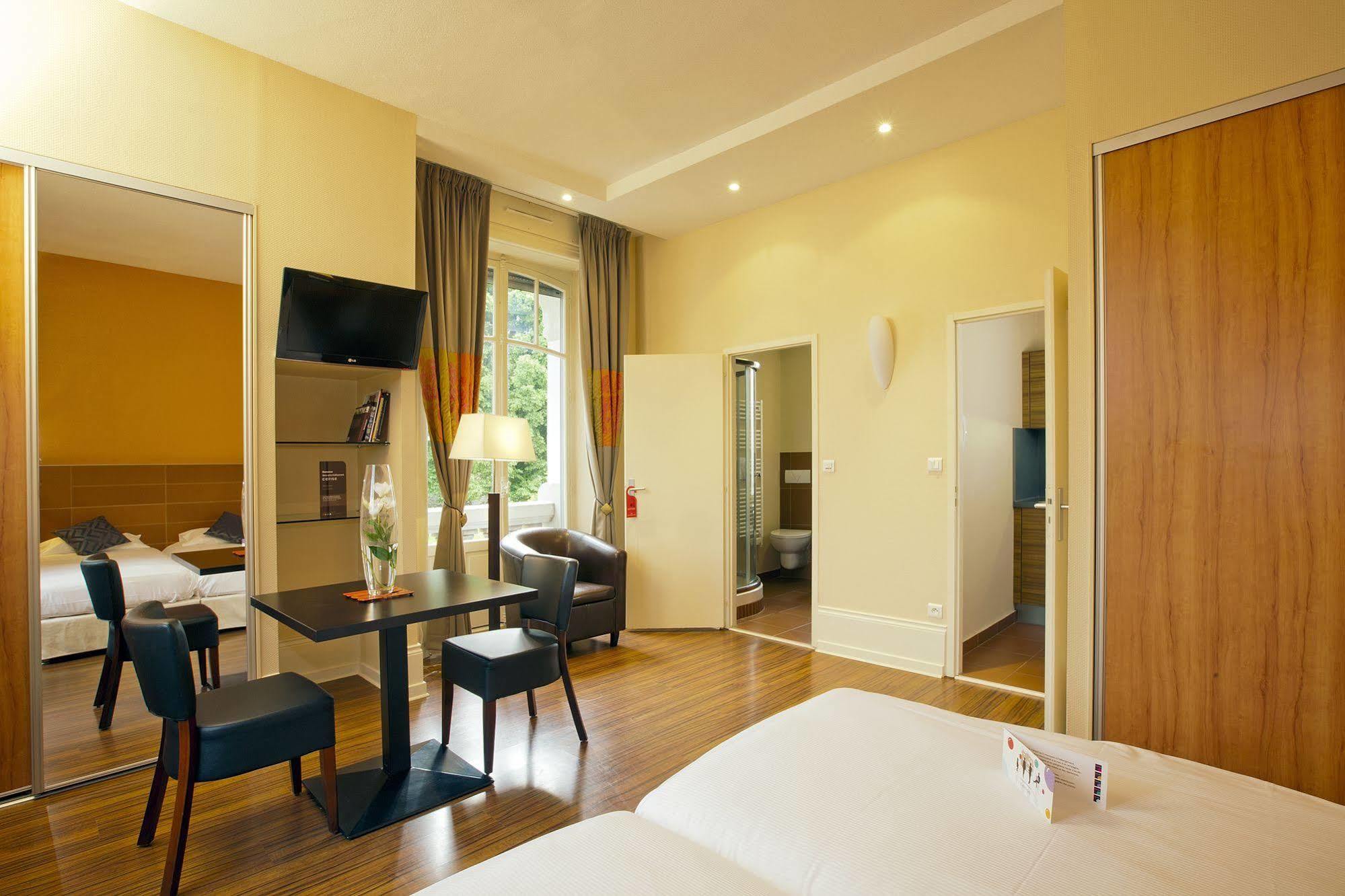Hotels & Residences - Les Thermes ลุกซุยล์-เลส์-แบ็งส์ ภายนอก รูปภาพ